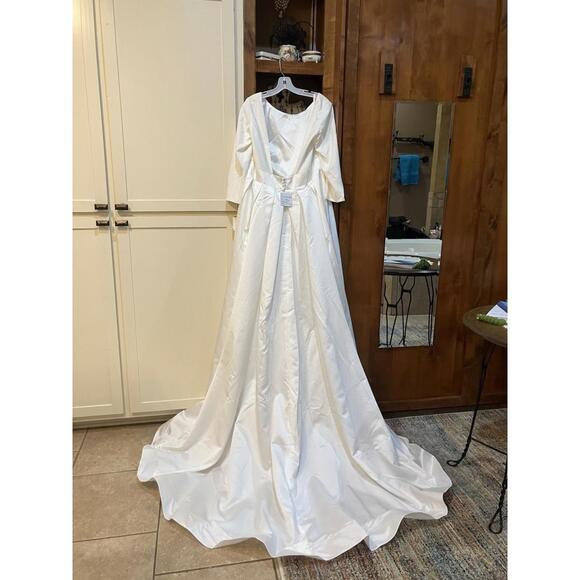 Wedding Gown Fall Winter Simple With Train NWT - Picture 9 of 9